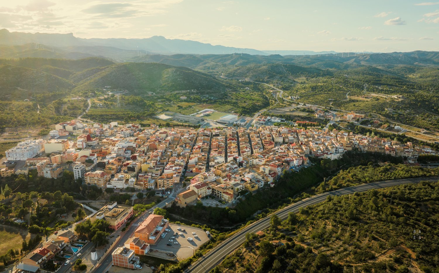 Vista aèria d'El Perelló envoltat de les serres del Baix Ebre, territori del TR Cabra Feixet